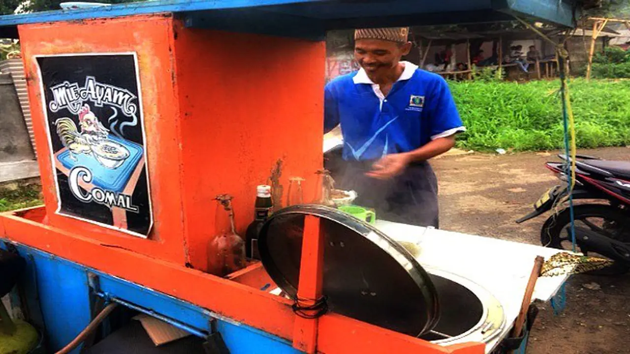Selama 27 Tahun Jualan Mi Ayam Keliling, Pak Nur Mampu Naik Haji