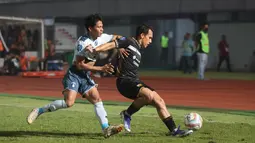 Pemain Dewa United, Egy Maulana Vikri, berebut bola dengan pemain Persita Tangerang pada laga BRI Liga 1 di Stadion Indomilk Arena, Tangerang, Kamis (27/3/2024). (Bola.com/M Iqbal Ichsan)