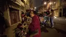 Sejumlah warga berkumpul di jalan saat terjadi gempa bumi di pusat kota Mexico City (7/9). Gempa tersebut juga melanda lepas pantai 120 kilometer (75 mil) barat daya kota Tres Picos di negara bagian Chiapas. (AFP Photo/Pedro Padro)