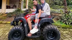 Nathalie Holscher belakangan ini sedang jadi sorotan. Ya, mantan istri Sule itu dikabarkan CLBK dengan mantan kekasihnya bernama Faris. Bahkan Nathalie unggah foto keakraban dengan Faris naik ATV dengan baby Adzam berada di dalam pangkuan Faris. (Liputan6.com/IG/nathalieholscher)