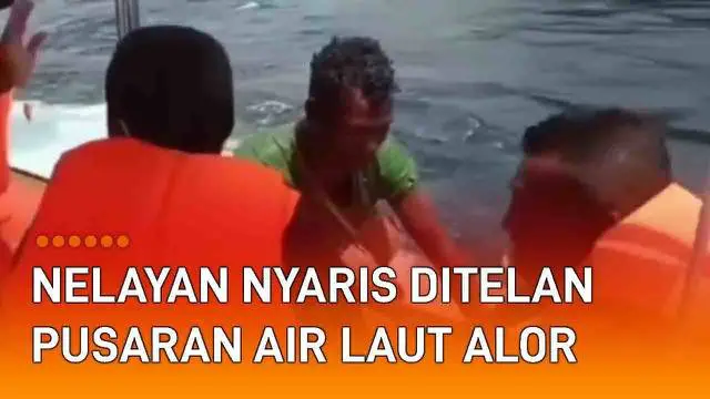 Aksi penyelamatan dramatis terekam kamera tim SAR. Tim SAR bergerak dengan perahu menyelamatkan nelayan di tengah laut. Disebut terjadi di laut Alor, NTT.