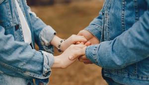 Ilustrasi pasangan cinta, romantis, kesetiaan. (Image by prostooleh on Freepik)