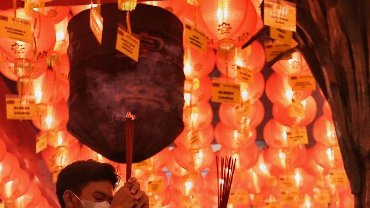 FOTO: Suasana Hikmat Warga Keturunan Tionghoa di Tangerang Sembahyang di Malam Pergantian Tahun Baru Imlek 2024
