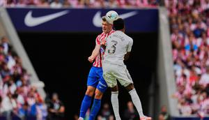 Alexander Sorloth berebut bola udara dengan Eder Militao dalam laga La Liga antara Atletico Madrid dan Real Madrid di Stadion Metropolitano - AP Photo/Manu Fernandez