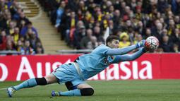 Costel Pantilimon adalah salah satu kiper yang beruntung memiliki tinggi luar biasa, yakni 2,03 meter. Karier kiper asal Rumania ini sebenarnya tak terlalu mentereng, namun ia sempat membela Manchester City sejak 2012 hingga 2014. (Foto: AFP/Adrian Dennis)