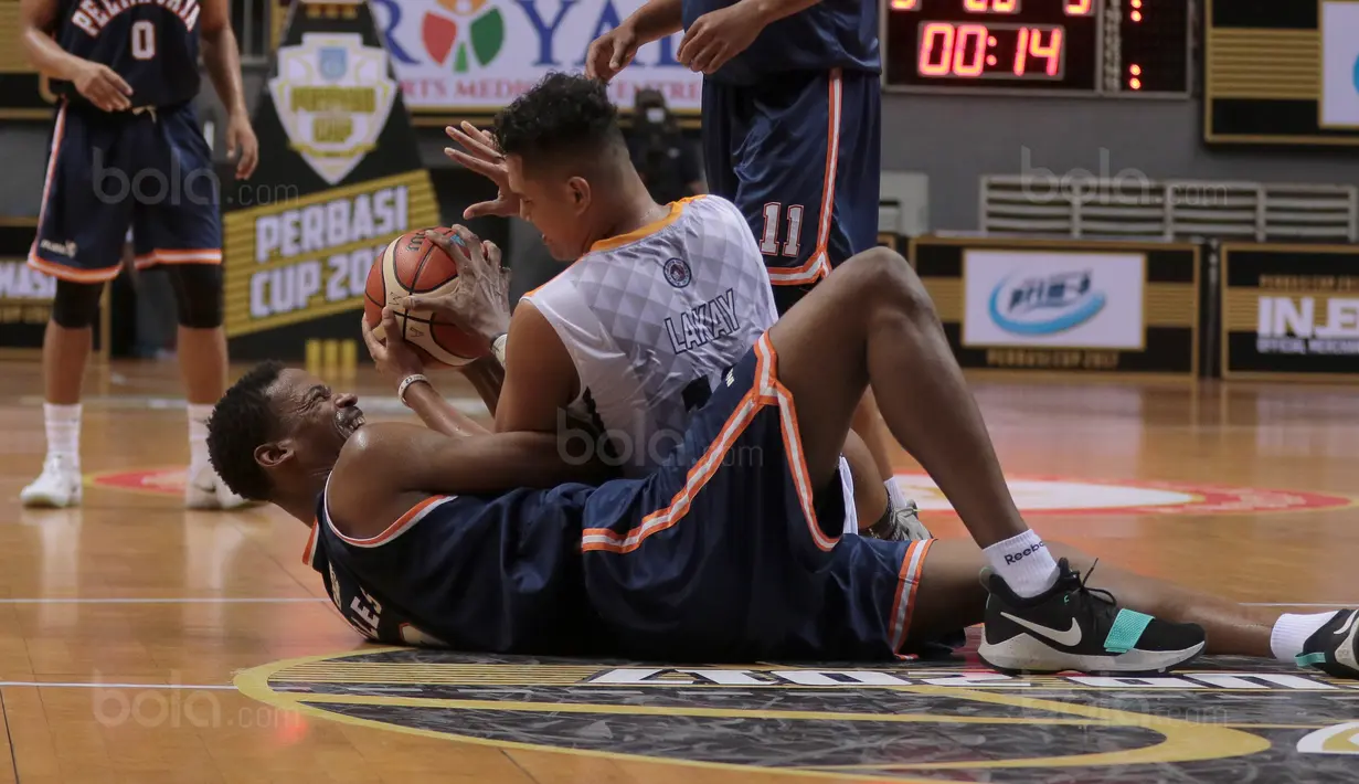 Pebasket Pelita Jaya, Giles Jarrel (kiri)berebut bola dengan pemain Satya Wacana, Lakay Cornelis pada laga Perbasi Cup 2017 di Sports Mall, Kelapa Gading, Jakarta, (06/11/2017). Pelita Jaya menang 92-46. (Bola.com/Nick Hanoatubun)