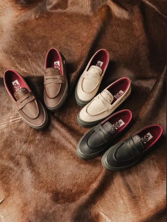 Seolah datang dengan nafas baru, Vans kembali menginjak pedal gas di pertengahan tahun 2026 dengan siluet Loafer yang kali ini hadir dengan opsi dari lini Premium, Classic dan tentu saja, Skateboarding.