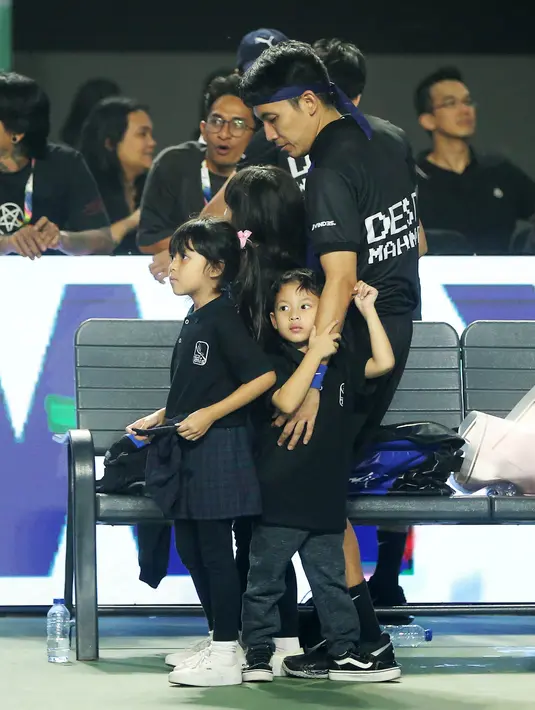 Kedekatan Desta dengan anak-anaknya terlihat jelas selama event berlangsung. Meski didampingi pengasuh, namun ketiga anaknya seperti tak mau jauh darinya. [Foto/Bambang E. Ros]