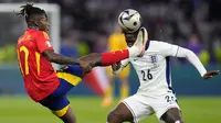 Gelandang Timnas Spanyol, Nico Williams (kiri) berusaha mengontrol bola di depan gelandang Timnas Inggris, Kobbie Mainoo pada laga final Euro 2024 di Olympiastadion, Berlin, Jerman, Minggu (14/7/2024). (AP Photo/Manu Fernandez)