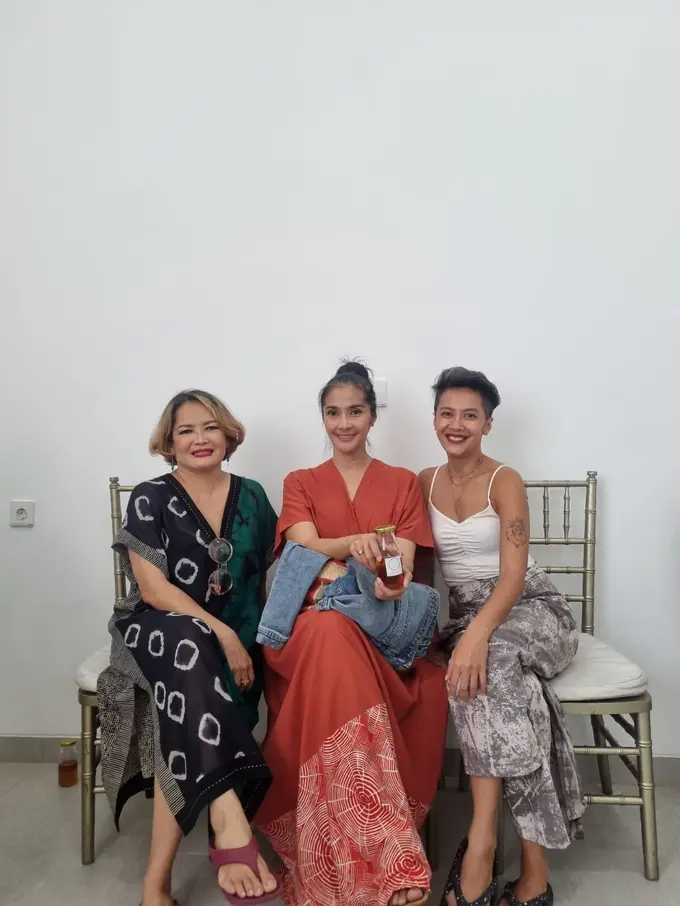 Maudy Koesnaedi Melakukan Perawatan Lymphatic Massage