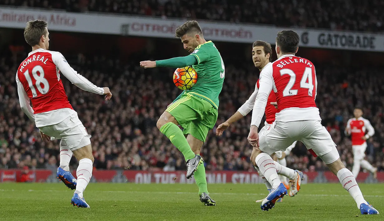 Pemain Sunderland, Fabio Borini (tengah) berebut bola dengan para pemain Arsenal pada lanjutan Liga  Premier Inggris di Stadion Emirates, London, Sabtu (5/12/2015). (AFP Photo/Ikimages) 