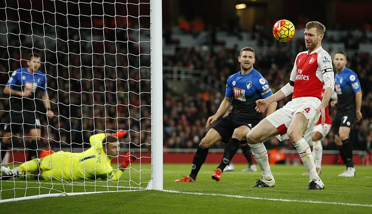 Bek Arsenal, Per Mertesacker, berusaha membobol gawang Bournemouth laga boxing day Liga Inggris di Stadion Emirates, Inggris. (Reuters/John Sibley)