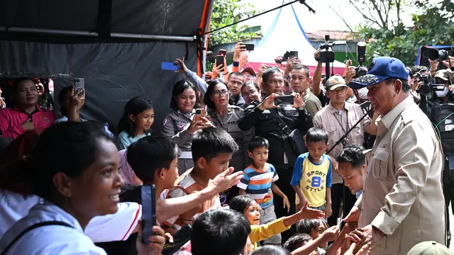 Presiden Prabowo Subianto saat Prabowo mendatangi salah satu posko warga terdampak bencana Sumatera.