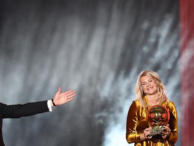 Bintang Lyon dan timnas Norwegia, Ada Hegerberg (kanan) bereaksi setelah menerima penghargaan Ballon d'Or perempuan 2018 di Grand Palais, Paris, Senin (3/12). Ada Hegerberg terpilih menjadi pemenang edisi pertama Ballon d'Or perempuan. (FRANCK FIFE/AFP)