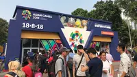 Para pengunjung di Stadion Gelora Bung Karno jelang pembukaan Asian Games 2018 (Foto: Ahmad Fawwas Usman/Liputan6.com)