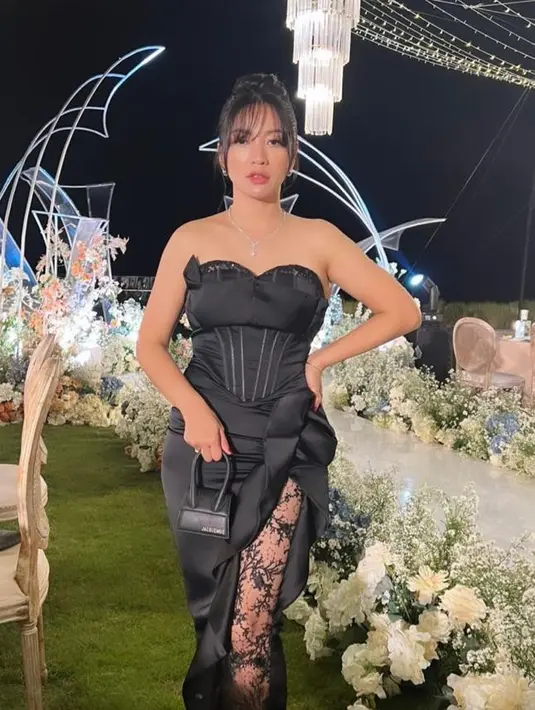 Hesti Purwadinata tampil elegan dibalut corset dress berdetail sweetheart neckline dan high slit dari Sama Studio. [Foto: IG/hestipurwadinata].