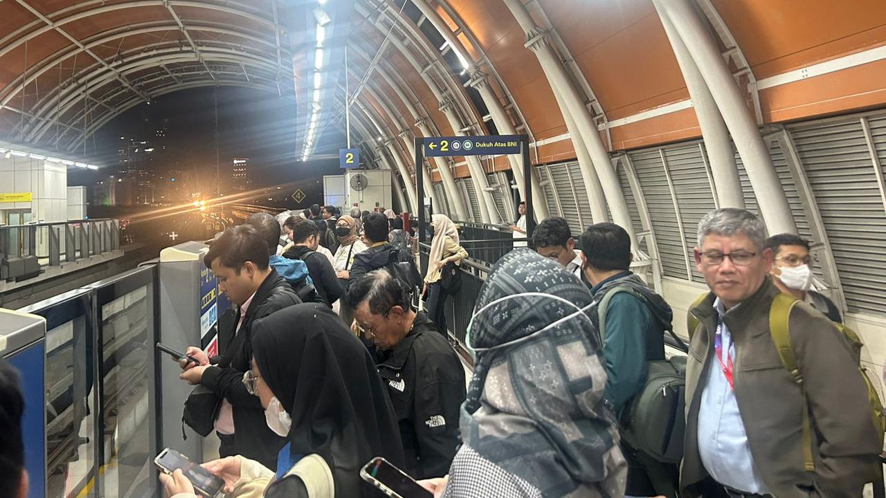 LRT Jabodebek Mogok dan Diderek, Penumpang Menumpuk Kegerahan