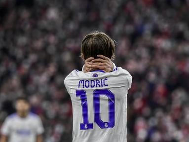 Reaksi gelandang Real Madrid Luka Modric pada perempat final Copa del Rey saat dijamu Athletic Bilbao di San Mames, Jumat (4/2/2022) dinihari WIB. Real Madrid tersisih dari Copa del Rey setelah kalah 0-1 dari Athletic Bilbao. (AP Photo/Alvaro Barrientos)
