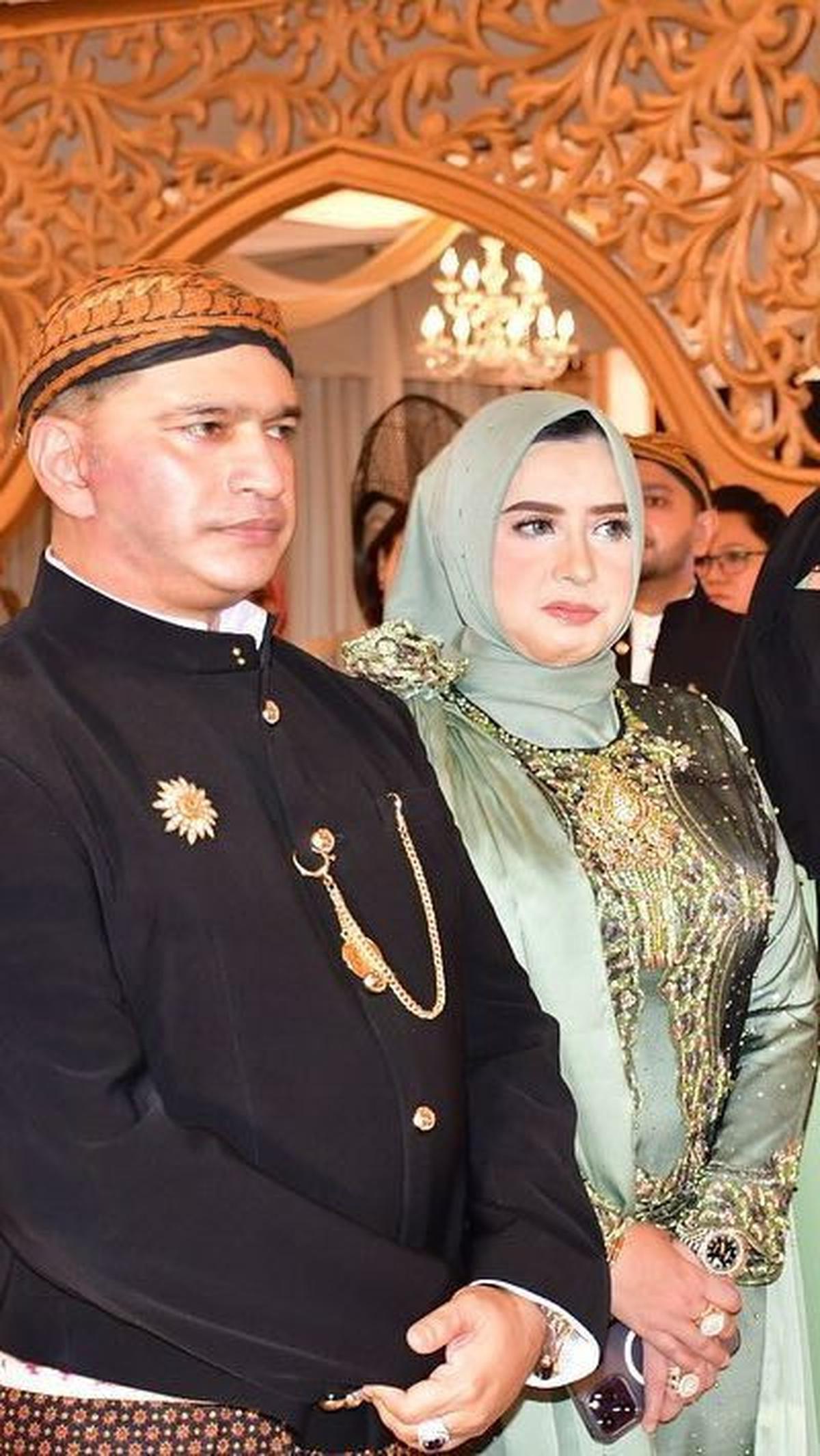 Fadia A Rafiq dikenal sebagai Bupati Pekalongan, sementara suaminya, Ashraff Abu, adalah seorang pedangdut yang terkenal dengan lagu "Sarmila" pada tahun 2000-an.