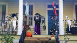 Dekorasi Halloween terlihat di depan sebuah rumah di New Orleans, Louisiana, Amerika Serikat, pada 10 Oktober 2020. Tiga pekan sebelum perayaan Halloween, warga New Orleans mulai mendekorasi rumah mereka untuk menyambut festival tersebut. (Xinhua/Lan Wei)