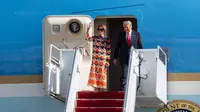 Donald Trump dan Melania Trump keluar dari Air Force One di Bandara Internasional Palm Beach dalam perjalanan ke Mar-a-Lago Club pada 20 Januari 2020 di West Palm Beach, Florida. (NOAM GALAI / GETTY IMAGES NORTH AMERICA / GETTY IMAGES VIA AFP)