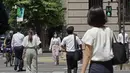 Orang-orang yang memakai masker melintasi persimpangan di Tokyo Kamis (5/8/2021). Meningkatnya kasus virus corona di sejumlah wilayah di Jepang, termasuk Tokyo, membuat pemerintah memperluas status darurat terbatas Covid-19 ke delapan prefektur. (AP Photo/Kantaro Komiya)