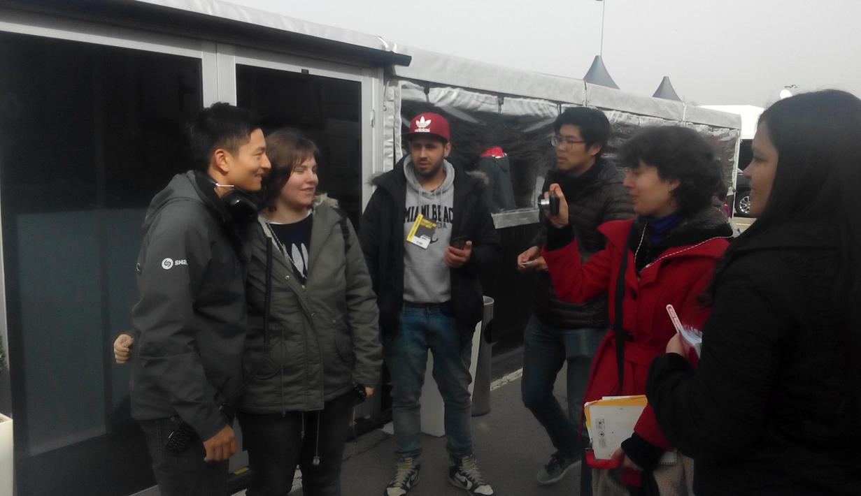 Rio Haryanto melayani penggemar yang meminta foto usai mencoba kokpit mobil baru Manor Racing di Sirkuit Catalunya, Barcelona, Spanyol, Senin (22/2/2016). (Bola.com/Rio Haryanto Media)