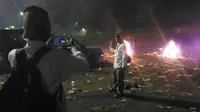 Rusuh Demo 4 November, Pria Ini Berpose Depan Mobil Terbakar