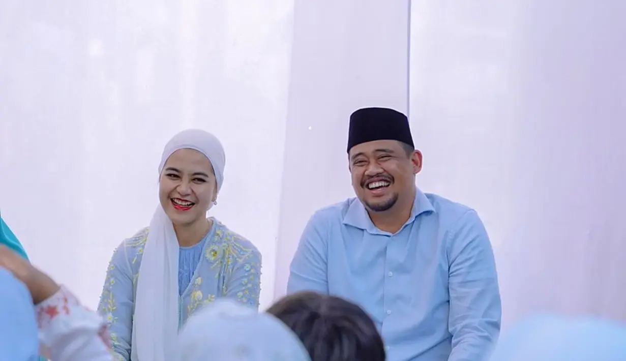 Di kesempatan lainnya, Kahiyang juga tampil mendampingi sang suami bertugas dengan penampilan tertutup. [Foto: Instagram/bobbynst]