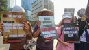 Aktivis lingkungan Wahana Lingkungan Hidup Indonesia (Walhi) berunjuk rasa terkait kebakaran hutan dan lahan (karhutla) di kawasan Tosari, Jakarta, Jumat . 14 Agustus 2026/ (KLY/ Arie Basuki)