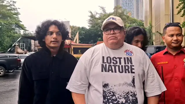 Vadel Badjideh mendatangi Mapolres Jakarta Selatan, Senin (23/12/2024)