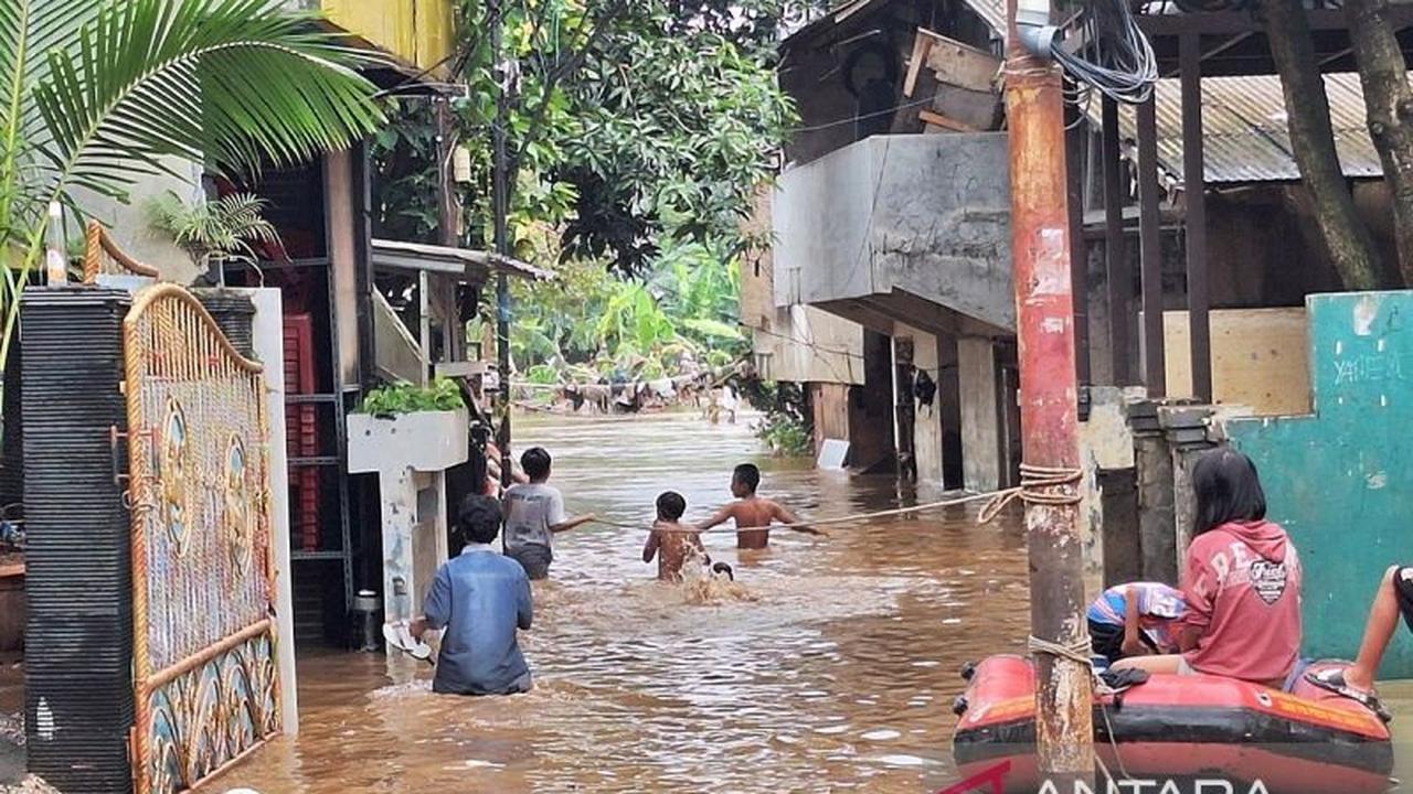 Banjir Jakarta: Sembilan RT Terendam, Ratusan Warga Mengungsi di Jakarta Barat dan Utara