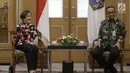 Direktur Program PT Surya Citra Media (SCM), Harsiwi Achmad (kiri) berbincang dengan Gubernur DKI Jakarta Anies Baswedan (kanan) saat melakukan kunjungan ke Balaikota, Jakarta, Kamis (29/3). (Liputan6.com/Faizal Fanani)