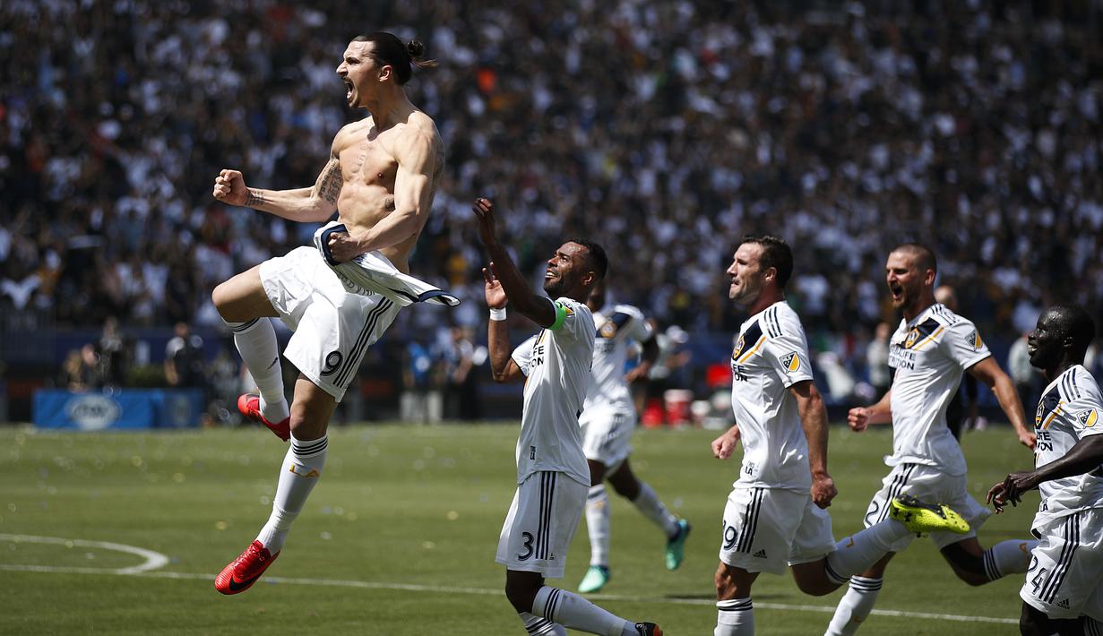 Ekspresi pemain LA Galaxy, Zlatan Ibrahimovic (kiri) usai membobol gawang Los Angeles FC pada laga Major League Socccer di StubHub Center,  California, (31/3/2018). LA Galaxy menang 4-3. (AP/Jae C. Hong)