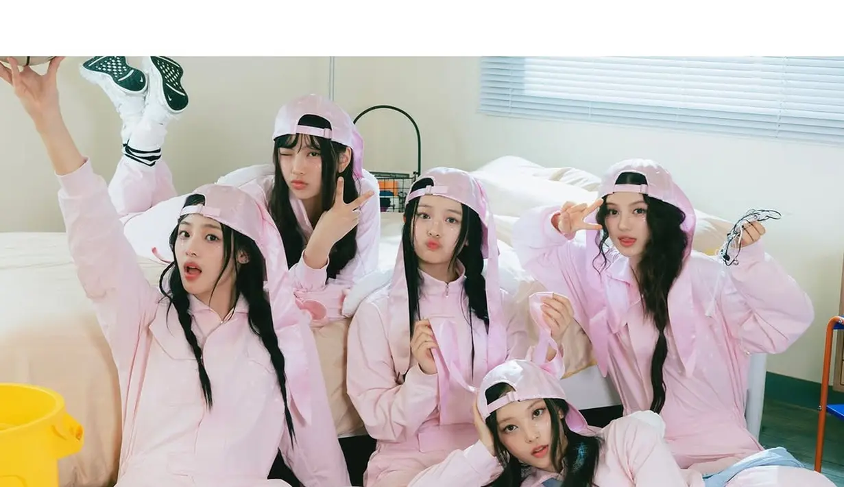 Pasca persidangan dengan Hype perihal nama grup, NewJeans umumkan akan hiatus. Keputusan ini tentu membuat para fans bersedih. Sebelum resmi hiatus, kita intip yuk gaya ikonik para member NewJeans yang imut [@newjeans_official]