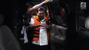Ketua DPR Setya Novanto naik mobil tahanan usai menjalani pemeriksaan di gedung KPK, Jakarta, Kamis (23/11). Setnov diperiksa untuk dua kasus berbeda, kasus dugaan korupsi pengadaan e-KTP dan kecelakaan yang dialaminya. (Liputan6.com/Helmi Fithriansyah)