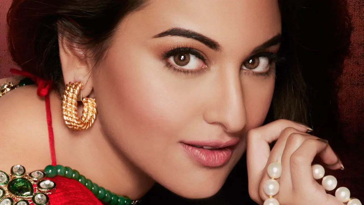 Sonakshi Sinha Bantah Pacaran dengan Shahid Kapoor 