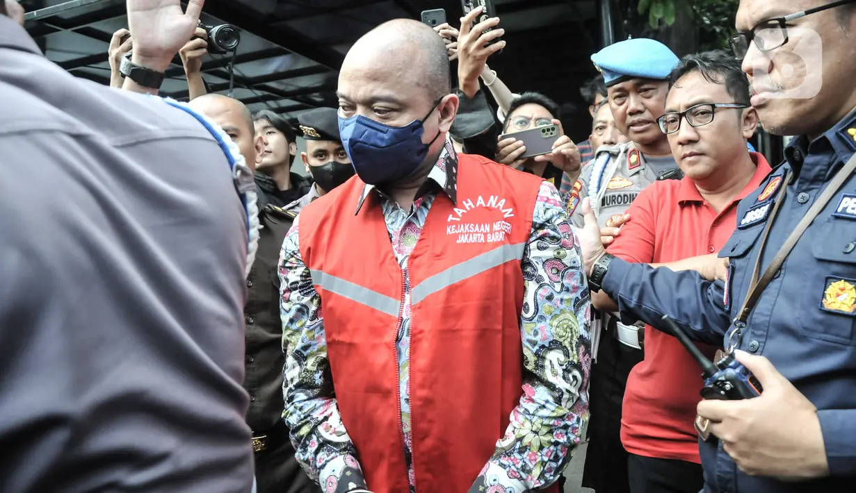 Tersangka Irjen Pol Teddy Minahasa mengenakan rompi merah Kejaksaan saat menuju mobil tahanan usai pelimpahan tahap II kasus narkoba di Kejaksaan Negeri Jakarta Barat, Rabu (11/1/2023). Penyidik Ditresnarkoba Polda Metro Jaya resmi melimpahkan berkas perkara kasus narkoba mantan Kapolda Sumatera Barat Irjen Pol Teddy Minahasa dan sejumlah tersangka ke Kejari Jakarta Barat. (merdeka.com/Iqbal S Nugroho)
