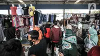Pengunjung memilih pakaian di Skybridge Pasar Tanah Abang, Jakarta, Rabu (28/4/2021). Pedagang mengaku penjualan meningkat hingga 50 persen dibandingkan bulan sebelumnya. (merdeka.com/Iqbal S. Nugroho)