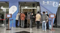 Petugas memeriksa suhu tubuh pengunjung GAIKINDO Indonesia International Commercial Vehicle Expo (GIICOMVEC) 2020 di JCC, Senayan, Jakarta, Kamis (5/3/2020). Pihak GIICOMVEC juga menyediakan ruang medis untuk mengantisipasi penyebaran virus corona (COVID-19). (merdeka.com/Iqbal Nugroho)