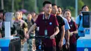 Para pelajar antre untuk memasuki Sekolah Menengah Daowu di Kota Liuyang di Changsha, ibu kota Provinsi Hunan, China, 31 Agustus 2020. Sekolah dasar dan menengah di Changsha memulai semester baru dengan menerapkan kebijakan pengendalian dan pencegahan COVID-19 yang ketat. (Xinhua/Chen Sihan)