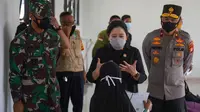 Ketua DPR RI Puan Maharani meninjau vaksinasi Covid-19 di pemukiman padat penduduk Kalideres. (Foto: Istimewa).