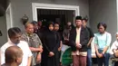 Usai disholatkan, Jenazah Oon pun terlebih dahulu dibawa ke rumah duka dan kemudian dimakamkan di Taman Pemakaman Umum (TPU) Mekar Wangi, Kopo Elok, Bandung, Jawa Barat pada pukul 13.30 WIB. (Syaiful Bahri/Bintang.com)