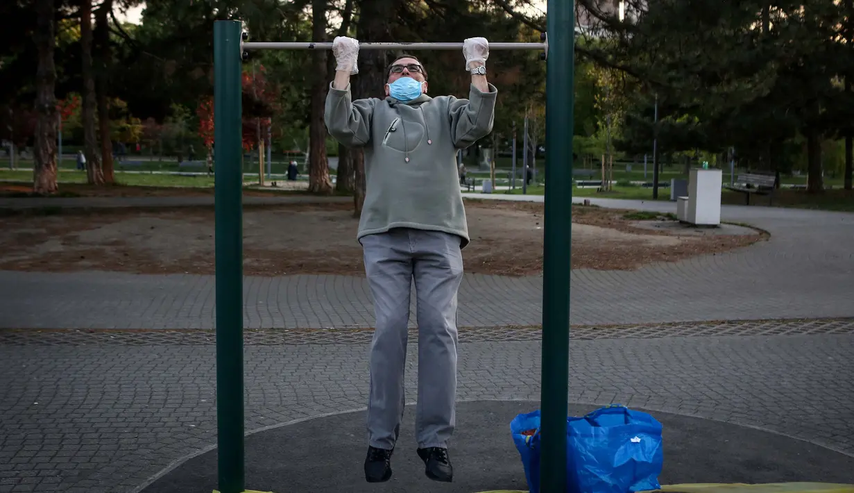Seorang lansia berolahraga di sebuah taman di Beograd, Serbia (21/4/2020). Setelah hampir sebulan 'dikurung' sebagai upaya mencegah penularan Covid-19, orang-orang berusia 65 tahun atau lebih kini diizinkan keluar rumah oleh pemerintah Serbia. (AFP/Oliver Bunic)