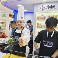 Membuat Korean Fried Chicken Gangjong ala Chef Korea. dok. Korea Agro-Fisheries &amp; Food Trade Corporation