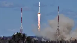 Roket Soyuz 2.1a yang membawa satelit Lomonosov, Aist-2D, dan Samsat-218 mulai lepas landas dari landasan kosmodrom baru Vostochny di Uglegorsk, Blagoveshchensk, Rusia (28/4). (REUTERS/ Kirill Kudryavtsev)