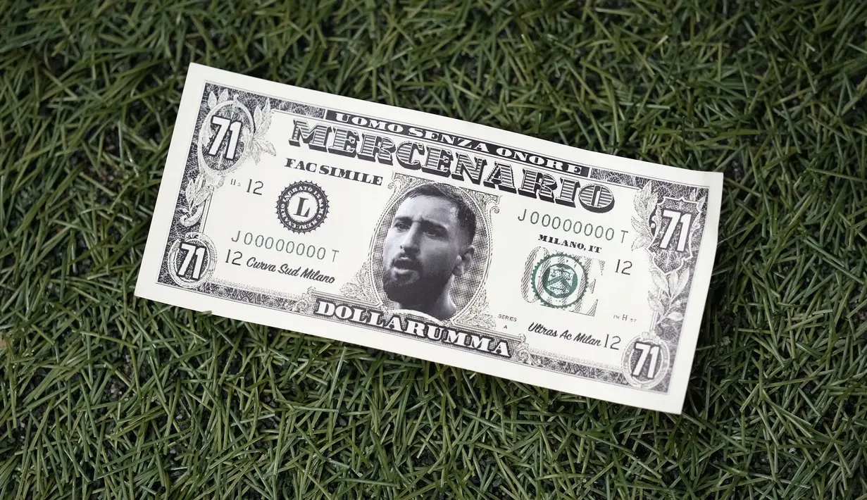 Bentuk uang palsu berbentuk wajah Gianluigi Donnarumma yang dilemparkan oleh pendukung AC Milan dalam laga matchday 4 Liga Champions 2023/2024 saat melawan PSG yang berlangsung di San Siro, Milan, Rabu (8/11/2023) dini hari WIB. Dalam uang palsu tersebut juga lengkap dengan tulisan 'Mercenario' alias 'mata duitan' dan juga 'Dollarumma'. (AP Photo/Antonio Calanni)