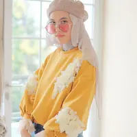 Pakai hijab tampil fun. (Instagram/iymeil)