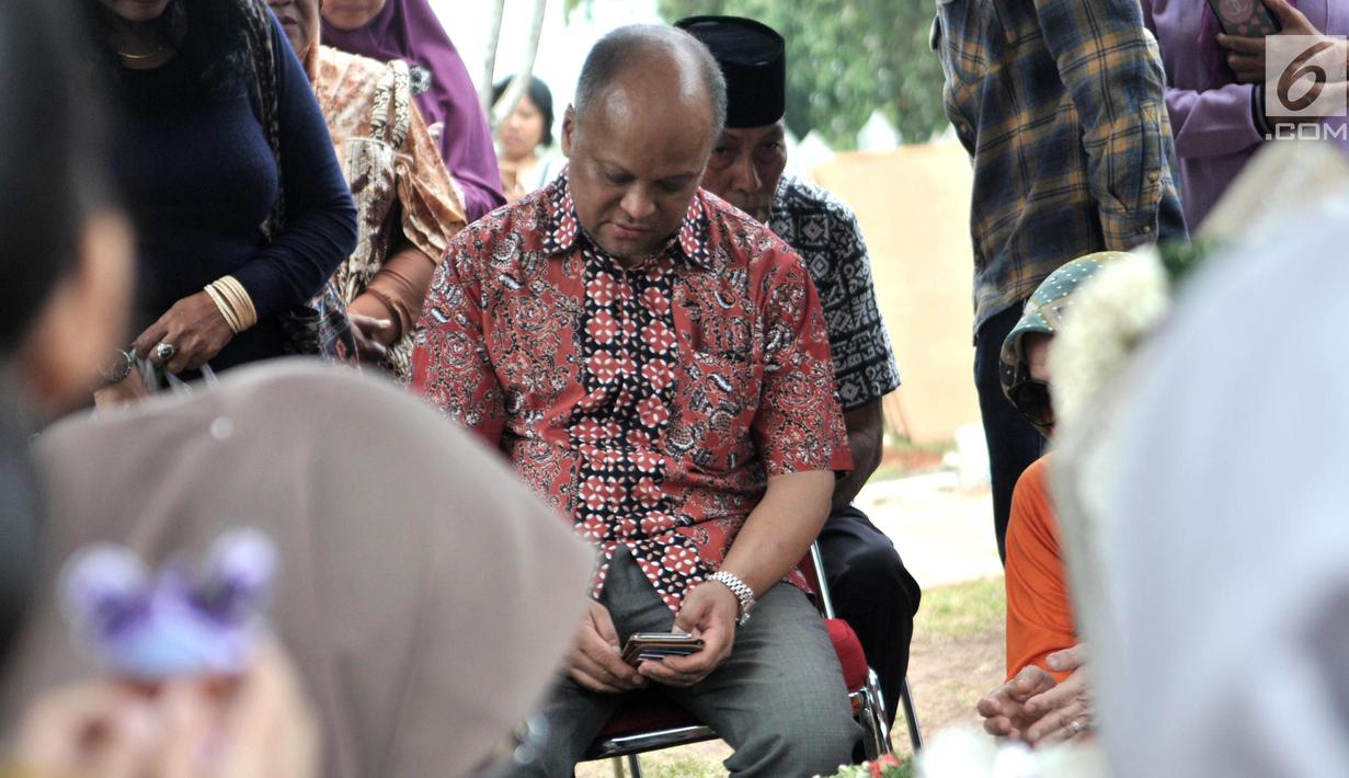 Putra pertama Presiden ke-3 RI BJ Habibie, Ilham Akbar Habibie saat berziarah ke makam kedua orangtuanya di TMP Kalibata, Jakarta, Minggu (15/9/2019). Ilham memanjatkan doa bersama warga yang turut datang berziarah. (merdeka.com/Iqbal Nugroho)