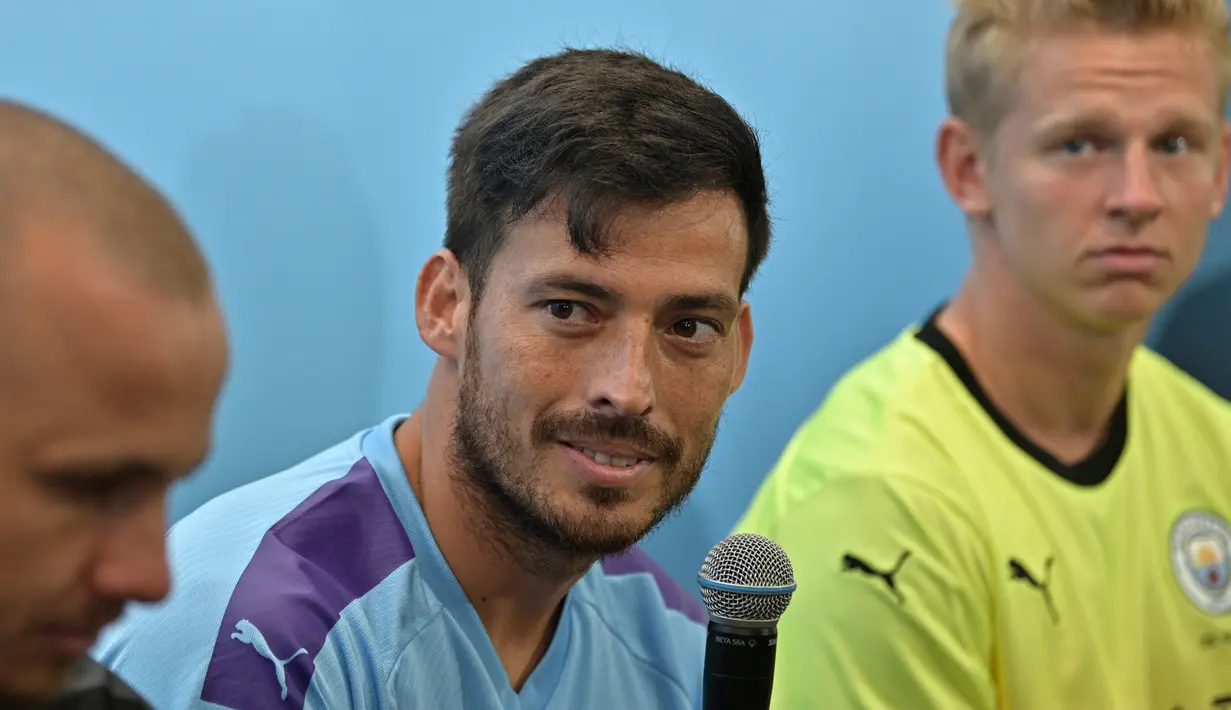 Gelandang Manchester City, David Silva memberi keterangan saat menyapa penggemarnya selama acara promosi di Hong Kong (23/7/2019). The Citizens akan menghadapi Kitchee SC dalam laga uji cobadi Hong Kong Stadium pada 24 Juli 2019. (AFP Photo/Anthony Wallace)